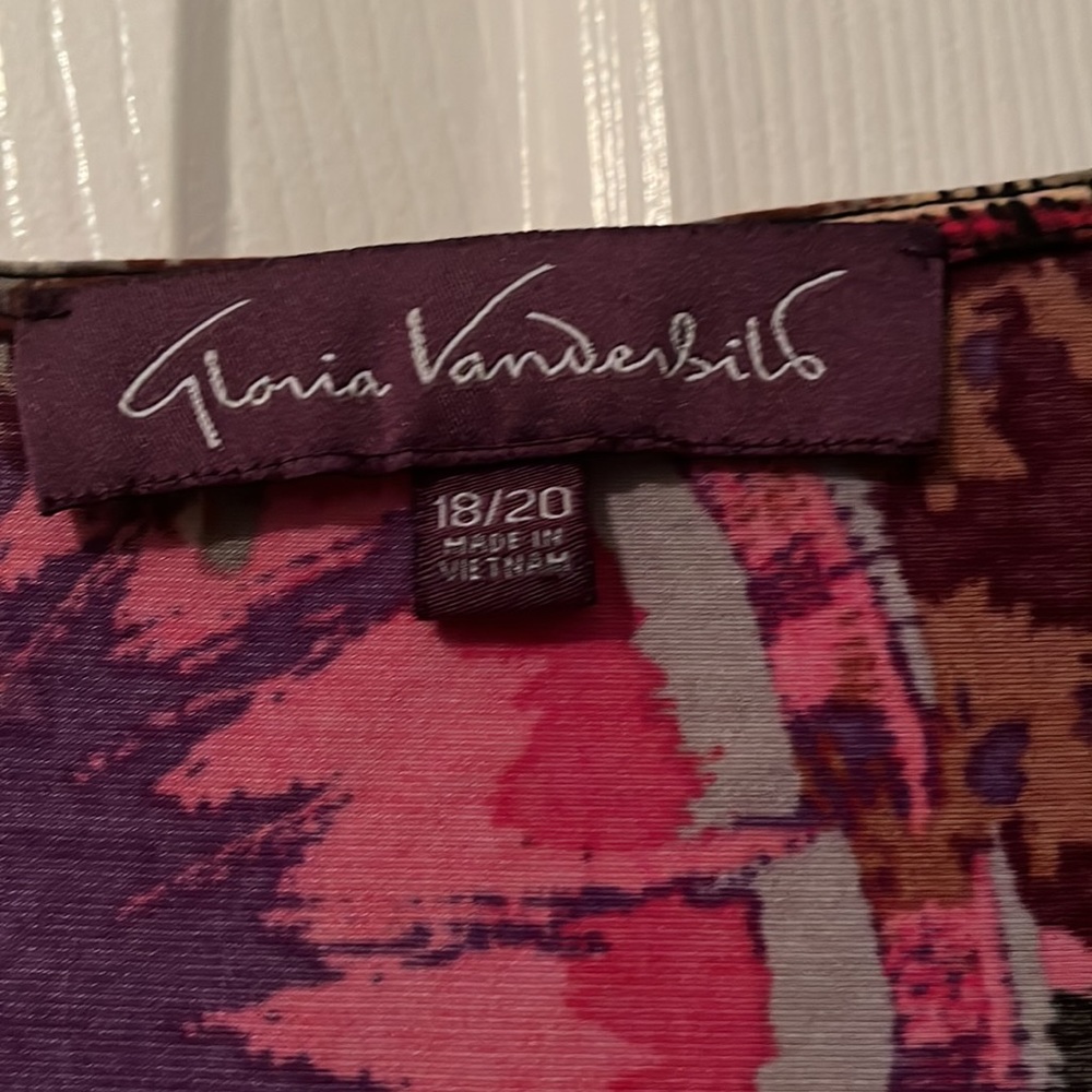 Gloria Vanderbilt Patterned Sleeveless Top - Picture 2 of 3